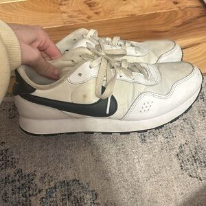 Nike White and Black Sneakers